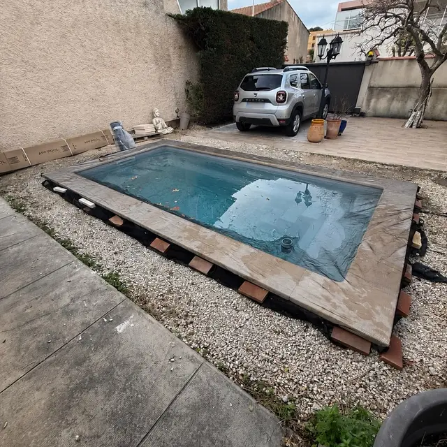 Publication : avant la pose du gazon synthétique autour de la piscine