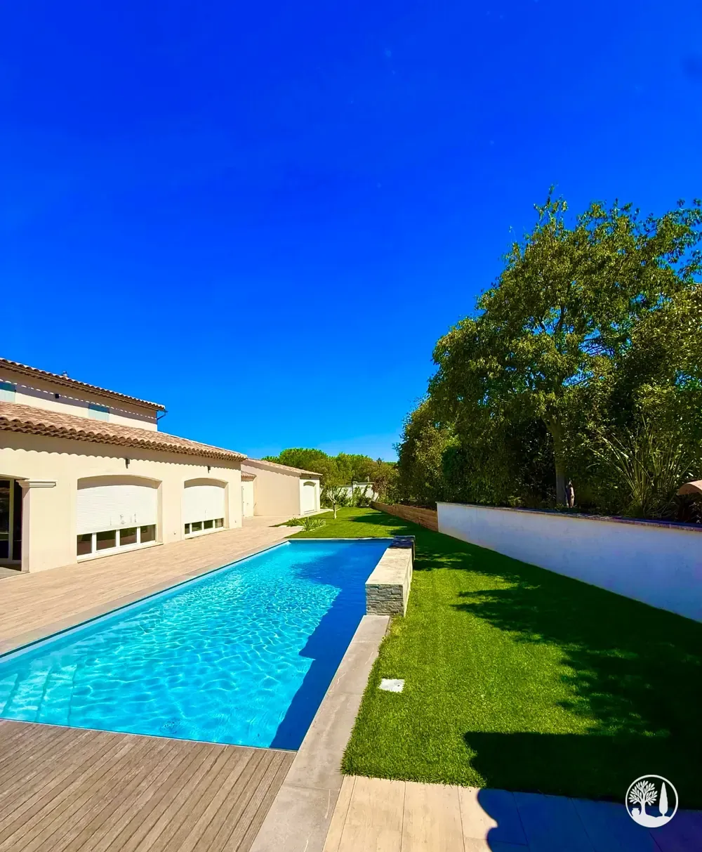 Après : piscine bordée de gazon et d'une terrasse en bois