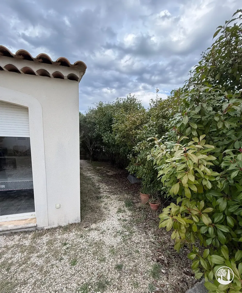 Avant : passage en terre et gravier entre la maison et la haie