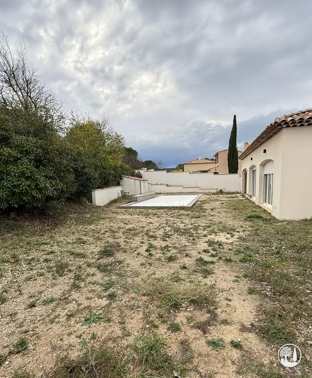 Avant : terrain sec et herbes folles le long de la maison