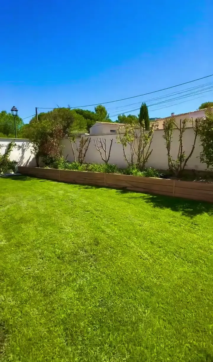 Reel : le jardin fini, gazon et terrasse au soleil